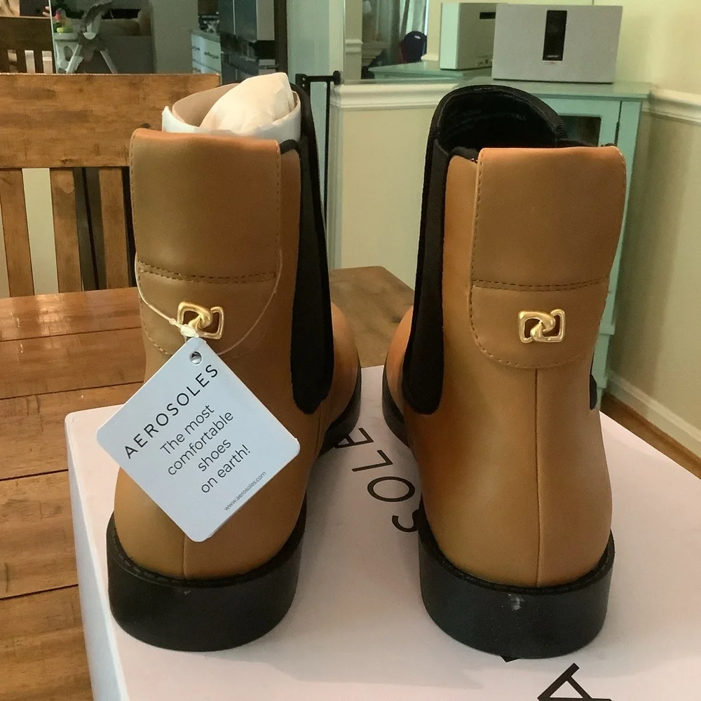 NIB AEROSOLES Tropea Camel Color Ankle Chelsea Boots Womens Sz 10